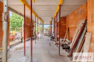 Casco-woning, goed gelegen op een hoekperceel.Bestaande uit een inkomhal, ruime woonkamer met open keuken en aparte wasplaats.Op de eerste verdieping...