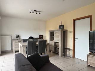 <p>Zeer mooi, lichtrijk en gezellig appartement met 1 slaapkamer te huur in het centrum van Lubbeek. <br />Het appartement is gelegen op de tweede verdieping en beschikt over een autostaanplaats<br />Je komt binnen in een ruime hal waar je toegang hebt tot het toilet en een berging. <br />De berging is voorzien van een aansluiting voor een wasmachine. <br />De woonkamer is zeer aangenaam door de rijke lichtinval in het appartement. <br />De keuken is geïnstalleerd en de badkamer is volledig betegeld en voorzien van een douche in bad (met badscherm) en een lavabo. <br />De gemeenschappelijke kosten bedragen 67 € (incl onderhoud cv ).<br />Vrij vanaf 01/05/2026</p>