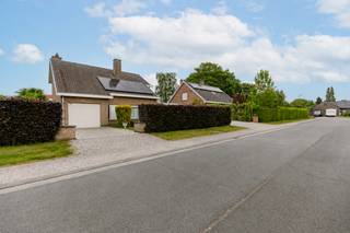 Deze vrijstaande woning bevindt zich in een residentiële wijk nabij het centrum van Roeselare. Dankzij de rustige maar centrale ligging geniet u van een vlotte verbinding naar winkels, scholen en de E403, terwijl alle dagelijkse voorzieningen zich op korte afstand bevinden.<br /><br />De woning beschikt over een ruime dubbele leefruimte met veel natuurlijke lichtinval en een gezellige haard die zorgt voor extra sfeer. Aansluitend bevindt zich de vernieuwde keuken, afgewerkt met kwalitatieve materialen.<br /><br />Op de verdieping bevinden zich vier volwaardige slaapkamers, waaronder een ruime masterbedroom met balkon. Verder beschikt de woning over een garage en oprit, evenals een ruime tuin rondom de woning waar u in alle rust kan genieten van het buitenleven.<br /><br />Troeven:<br />• Vrijstaande woning<br />• Mobi-score 8,8/10<br />• 4 Volwaardige slaapkamers<br />• Masterbedroom met balkon<br />• Ruime dubbele leefruimte met veel lichtinval<br />• Gezellige haard<br />• Vernieuwde keuken<br />• Ruime tuin rondom de woning<br />• Garage en oprit<br /><br />Startprijs: € 375.000<br /><br />! Mogelijkheid om stuk tuin bij te kopen<br /><br />Dankzij de combinatie van ruimte, comfort en een uitstekende bereikbaarheid vormt deze woning een ideale thuis voor gezinnen of koppels die op zoek zijn naar rustig wonen nabij het centrum van Roeselare.<br /><br />Voor meer informatie of een bezoek, contacteer Eva via 0475 69 38 22 of via eva@vicusvastgoed.be.