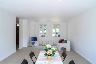 Deze gesloten afgewerkte nieuwbouwwoning met 3 slaapkamers en badkamer te koop in Waregem heeft een aangename zuidwest gerichte tuin. Er wordt een mooie voortuin en een terras aan de woning voorzien.INDELINGGelijkvloers:Inkomhal - apart toilet - leefruimte - eetkamer - open keuken met zicht op de tuin - berging - zuidwest gerichte tuin met terrasEerste verdiep:Nachthal - apart toilet - slaapkamer 1 - slaapkamer 2 - slaapkamer 3 - badkamer (douche, ligbad en dubbele lavabo) Tweede verdieping:Mogelijkheid tot 4de slaapkamer/zolderruimte - bergingZolder met een zoldertrapDe woning beschikt over een aangelegde oprit en aangename tuin. De woning werd gebouwd met zeer kwalitatieve materialen en is volledig afwerkt. De keuken wordt nog verder afgewerkt met toestellen.ALGEMENE INFO/TROEVEN- Op wandelafstand van scholen- Goede bereikbaarheid- Luxe afwerking- Instapklaar- Buitenaanleg wordt nog volledig in orde gebracht- Volledig geschilderdVerkoop onder 21% BTW.