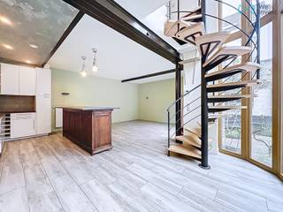 Info en bezichtigingen: maxime.l@weinvest.be of 02 315 77 22. <br /><br />We Invest biedt u exclusief deze lichte duplex met tuin op de begane grond van een gebouw met 2 verdiepingen aan, in de Rue du Prétoire 65 in Anderlecht. Lichte duplex met tuin – 2 slaapkamers + kleedkamer – Klein appartementencomplex zonder lasten. <br /><br />Ontdek dit charmante duplex met mooie ruimtes en een ideale indeling: op de begane grond een inkomhal, een lichte woonkamer, een volledig uitgeruste keuken, een extra wasruimte en een privétuin van ± 35 m²; op de verdieping 2 ruime slaapkamers met elk een eigen doucheruimte, een dressing en een apart toilet. Er is ook een kelderruimte beschikbaar.<br /><br />De wijk biedt een aangename woonomgeving, met talrijke winkels, buurtvoorzieningen en een goede bereikbaarheid met het openbaar vervoer. De locatie biedt praktische toegang voor het dagelijks leven en is tegelijkertijd goed verbonden met de rest van Brussel.<br /><br />Voorzien van een gasketel (Bulex), dubbele beglazing, afzonderlijke meters (gas, water, elektriciteit). EPB: E - 214 kWh/m²/jaar, CO₂-uitstoot: 42 kg.<br /><br />Pluspunten: klein mede-eigendom zonder gemeenschappelijke lasten, gunstige ligging nabij openbaar vervoer en winkels. Ideaal voor een gezin of als investering.<br /><br />Neem contact met ons op om een bezichtiging te regelen! Mis onze exclusieve aanbiedingen niet op WWW.WEINVEST.BE