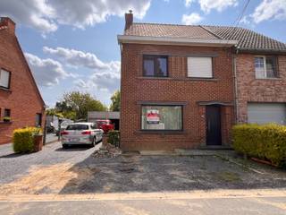 Adres: Zijptestraat 9, AnzegemDeze charmante en instapklare woning is beschikbaar vanaf 1 september 2025.De woning werd recent volledig geschilderd,...