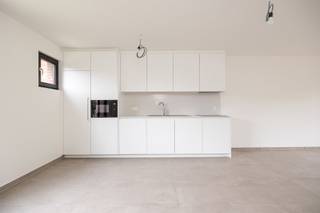 Dit volledig gerenoveerd appartement (2025) op de eerste verdieping bevindt zich op een zeer centrale en gegeerde locatie in Wilrijk, vlak bij het ziekenhuis, openbaar vervoer en groene parken. Dankzij de doordachte indeling en kwalitatieve afwerking is dit een ideale woning voor wie comfortabel en praktisch wil wonen.<br /><br />Indeling:<br />Bij binnenkomst treft u een aangename inkomhal met gastentoilet. De lichtrijke leefruimte sluit aan op een modern ingerichte keuken, volledig vernieuwd met hedendaagse toestellen. Het appartement beschikt over twee volwaardige slaapkamers en een badkamer met wc.<br /><br />Vanuit de slaapkamer en leefruimte heeft u toegang tot de twee aangename terrassen, perfect om te genieten van een rustige avond of een ontbijt in de zon.<br /><br />Verder beschikt het gebouw over een gemeenschappelijke fietsenberging.<br /><br />Troeven op een rij:<br />✔️ Asbestveilig<br />✔️ Elektriciteit conform<br />✔️ Geen renovatieplicht<br />✔️ Twee terassen<br />✔️ Gemeenschappelijke fietsenberging<br />✔️ Zeer goed gelegen: nabij openbaar vervoer, invalswegen en groen.<br /><br />Dit appartement staat te koop voor 335.000 EUR.<br /><br />Graag meer info/een bezoek? Contacteer ons via 0492 83 88 19 of jarno@groepvanhaute.be