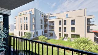 Ligging
Residentie Wetthre is een eigentijds nieuwbouwproject op een uitstekende locatie, vlak bij het centrum van Wetteren. U woont er op wandelafstand van winkels, scholen, openbaar vervoer en andere dagelijkse voorzieningen, terwijl de groene omgeving zorgt voor rust en een aangename woonbeleving.
Project
Het project omvat twee stijlvolle gebouwen met een gevarieerd aanbod aan appartementen met één, twee of drie slaapkamers. Elk appartement werd ontworpen met oog voor ruimte, comfort en licht. Grote raampartijen creëren een open leefgevoel en bieden een mooi uitzicht op de sfeervolle stadstuin en/of het Louise Miegemplein. Bovendien beschikt elke woonunit over een ruim terras waar u optimaal van het buitenleven kunt genieten.
Dankzij de moderne architectuur, kwalitatieve afwerking en energiezuinige technieken vormt Residentie Wetthre een duurzame woonoplossing, zowel voor wie er zelf wil wonen als voor investeerders.
Een extra troef is het verlaagde btw-tarief van 6%. Dankzij de verlengde federale maatregel, die sinds 1 juli 2025 van kracht is, kan dit project onder de geldende voorwaarden aan 6% btw worden aangekocht. Dat betekent een aanzienlijk financieel voordeel voor wie aan de wettelijke criteria voldoet.
Ontdek het beschikbare aanbod en kies het appartement dat perfect aansluit bij uw woonwensen.
Voor meer info contacteer Krista op 0470 70 72 26