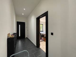 <p><span>NIEUWSTRAAT 120, 2840 TERHAGEN</span></p><p><span>Woning met zij-ingang en terras!</span></p><p><span> </span></p><p><span>Deze woning is gelegen nabij het centrum van Terhagen met in de directe omgeving scholen en een supermarkt.</span></p><p><span>De verbinding is ideaal, zowel naar E19 als naar de A12 toe.</span></p><p><span> </span></p><p><span>De woning zelf recent gerenoveerd goed onderhouden en heeft een leuke tuin met tuin berging. De tuin en tuinberging zijn bereikbaar via een zij-ingang!</span></p><p><span> </span></p><p><span>De woning omvat op het gelijkvloers: een inkomhal, leefruimte, lichtrijke keuken, badkamer en een tuin met berging.</span></p><p><span>Er is een aparte ingang die rechtstreeks naar de tuin en tuinberging gaat. deaal voor fietsen en afval!</span></p><p><span>Op Verd. +1: twee ruime slaapkamers waarvan de grootste met dressing.</span></p><p><span>Op Verd. +2: Een zolderkamer met berging. Hier is er de mogelijkheid om op te delen in twee slaapkamers.</span></p><p><span> </span></p><p><span>De condenserende gasketel is nieuw van 2022!</span></p><p><span>Er zijn zonnepanelen (2.700 Wp) in combinatie met airco.</span></p><p><span>De woning wordt overgedragen met conforme elektriciteit (!)</span></p><p><span> </span></p><p><span>Voor een bezoek of meer info: 03 888 44 01 of info@immodillen.be</span></p><p><span> </span></p>