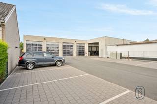 TOPgelegen recente bouw: momenteel ingericht als recente garage/werkplaats/atelier met ingebouwde carwash (mogelijk mee over te nemen).
Handige grote parking, uitgevend op 2 straten.
In perfecte staat en direct instapklaar.
Omheind en afgesloten met automatische poorten, voorzien van regenwaterput en zonnepanelen.
Mogelijkheid bijkopen extra grote parking.
Bezoek na afspraak via arne@immobeguin.be