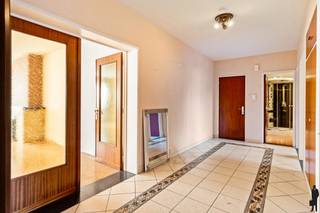 <strong>Lichtrijk appartement op centrale locatie</strong><br /><br />Ruim appartement van <strong>ca. 108 m²</strong> met terras op het westen en <strong>drie slaapkamers</strong> op de eerste verdieping. De ligging zorgt ervoor dat u gemakkelijk toegang heeft tot het openbaar vervoer, invalswegen, horeca, scholen en verschillende parken.<br /><br /><strong>Indeling</strong><br />- Brede inkomhal<br />- Slaapkamer 1<br />- Slaapkamer 2<br />- Slaapkamer 3<br />- Toilet<br />- Badkamer met douche en aansluiting voor was- en droogmachine<br />- Keuken<br />- Leefruimte<br /><br /><strong>Bijzonderheden</strong><br />- Mobiscore van <strong>8,8/10</strong><br />- <strong>EPC C</strong> met een score van 205 kWh/(m² jaar)<strong><br /></strong>- <strong>PVC schrijnwerk</strong> met dubbele beglazing<br />- Kelderberging<br />- GK zijn ca. 300,00 euro/maand (incl. syndicuskosten, water, voorschot verwarming, ...)<br />- <strong>Garagebox </strong>optioneel mee aan te kopen voor 25.000,00 euro