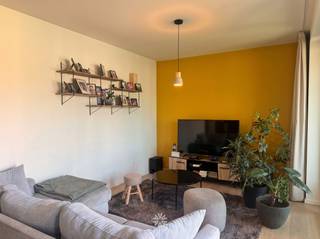 <p><span>GENT - Elsa Guyssenpad 17: Ben je op zoek naar een</span><span> prachtig nieuwbouw appartement met autostaanplaats te huur in Gent? </span><span>Dan is dit pand mogelijk iets voor jou.</span></p><p><span> </span></p><p><span>De belangrijkste troeven:</span></p><ul><li><span>Nieuwbouwproject met groen binnengebied</span></li><li><span>Energiezuinig door nieuwe warmtesystemen</span></li></ul><ul><li><span>Rustig en centraal gelegen tussen de Coupure en de Nieuwewandeling</span></li><li><span>Groen, ruim en goed bereikbaar wonen op fietsafstand (3min) van centrum Gent</span></li><li><span>Gebruik van de publieke tuin van 2.000m² </span></li><li><span>Inclusief ondergrondse autostaanplaats (+ optioneel bijhuren motorplaats)</span></li></ul><p><span> </span></p><p><span>Indeling: </span></p><p><span>Inkomhal met ingebouwde kast, leef- en eetruimte met open ingerichte keuken (koelkast, combi-oven, vaatwasmachine, inductie kookplaat, dampkap), ruim balkon, badkamer uitgerust met douche, dubbel lavabomeubel en toilet, twee slaapkamers. Het appartement bevindt zich op de tweede verdieping van het gebouw, met lift. Alle deuren in het appartement zijn breder en daarom rolstoel toegankelijk. Inclusief ondergrondse parkeerplaats en ruime kelderberging. Gunstig EPC: 39 kWh/m². Warmtepomp aanwezig in het gebouw!</span></p><p><span> </span></p><p><span>Belangrijke informatie:</span></p><p><span>Beschikbaar: 01/09/2026. Domicilie verplicht.</span></p><p><span>Huurprijs € 1150 + €130 (gemene delen, incl. verwarming). EGW (elektriciteit, gas en water) afzonderlijk af te rekenen. </span></p><p><span>Optie tot huren motorstaanplaats aan € 40/maand.</span></p><p><span> </span></p><p><span>Dankzij de goede isolatie, hogerendementsketel en ventilatiesysteem type D is het appartement uiterst energiezuinig. </span></p><p><span> </span></p><p><span>Interesse in dit tof appartement? Vraag dan snel jouw bezoek aan via onze website www.axellenaerts.be!</span></p>