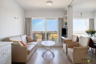 Unieke aanbieding: bemeubeld appartement te koop op lijfrente in volle eigendom te Knokke-Heist.MEER INFO: https://www.immo2life.be/nl/te-koop-op-lijfrente?view=detail&amp;id=1255 Het boeket bedraagt 95.000 EURO en de maandelijkse rente 1.295 EURO. Deze rente moet betaald worden gedurende een maximumtermijn van 10 jaar. Na deze periode moet er géén maandelijkse rente meer betaald worden aan de verkoopster (V 69 j). Indien de verkoopster vroegtijdig overlijdt stopt de betalingsplicht van de koper.Aangezien dit een verkoop op lijfrente in volle eigendom betreft kan u het appartement verhuren (en de huurinkomsten innen vanaf het verlijden van de notariële akte) of zelf bewonen. Let op! Dit is een systeem van multi-eigendom, waarbij u slechts het genot heeft over het appartement gedurende 11 maanden van het jaar (01/09 tot en met 31/07). De maand augustus is in handen van een andere eigenaar, maar de verkoopster heeft de maand augustus in volle eigendom van het aanpalende appartement dat bij eventuele interesse ook kan aangekocht worden.Dergelijke eigendom heeft veel potentieel voor investeerders aangezien de mogelijke huuropbrengsten (circa 900 EURO per maand) de betaling van de maandelijkse rente grotendeels kunnen compenseren. Indien de koper het appartement zelf wenst te bewonen (en het is uw 1ste eigendom) kan er aangekocht worden aan het gunsttarief van 2 % registratierechten (i.p.v. 12 %) + een korting van 1.867 EURO op de in totaal te betalen registratierechten.Het betreft een bemeubeld, gerenoveerd en lichtrijk penthouseappartement (50 m²) met terras (14 m²) en 2 slaapkamers gelegen op de 9de verdieping in de residentie "Laguna Beach" te Knokke-Heist.De ligging is een enorme troef: vlakbij winkels, openbaar vervoer (station en tram op 650 m), scholen en op slechts 750 m wandelafstand van de zeedijk te Duinbergen en het Directeur-Generaal Willemspark (het "Bosje van Heist"). In het privédomein (6 ha 56 a) bevindt zich een strand en 2 binnenzwembaden die enkel toegankelijk zijn voor de bewoners of de gasten van de residentie, bovendien zijn er heel wat recreatiemogelijkheden zoals basketbal, volleybal, tafeltennis,... Laguna Beach biedt een exclusieve woonervaring waar rust, natuur en comfort samenkomen.Bovendien werden het dak, het zwembad, de liften, de inkomhallen (met nieuwe led-verlichting) en de brievenbussen in het appartementsgebouw recentelijk vernieuwd.De indeling is als volgt: inkomhal met vestiaire en apart toilet, lichtrijke woon- en eetkamer met toegang naar het zonneterras (11 m lang) met panoramisch zicht over Knokke, de toekomstige nieuwe Golf van Knokke en hinterland, volledig ingerichte keuken, ruime slaapkamer met ensuite badkamer voorzien van inloopdouche, wastafel en AEG wasmachine (inbegrepen), slaapkamer met ruimte voor hoogslaper. In totaal is er een slaapgelegenheid voor 7 personen (sofabed 2 personen). Er zijn meerdere fietslokalen binnen de residentie, een ruime privéparking naast en achter de residentie met beschikbare plaatsen voor de bewoners en bezoekers.