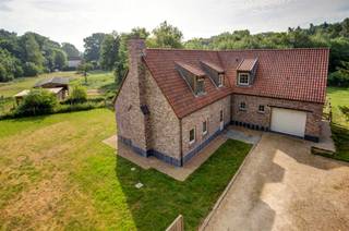 Deze prachtige woning is gelegen in de schaduw van de abdij van Postel, in een mooie, groene omgeving en staat garant voor privacy.INDELINGZe is...