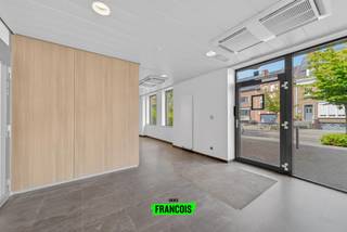 Dit karaktervolle voormalige KBC-gebouw aan Kortrijk-Zuid biedt verrassend veel wooncomfort en mogelijkheden voor wie op zoek is naar ruimte, bereikbaarheid en flexibiliteit.<br /><br />De bovenverdieping beschikt reeds over verschillende slaapkamers en biedt alle potentieel om een bijzonder ruime gezinswoning te creëren. Dankzij de royale oppervlaktes kunnen wonen, werken en ontspannen hier perfect gecombineerd worden onder één dak.<br /><br />Op het gelijkvloers bevinden zich grote open ruimtes die kunnen worden omgevormd tot een luxueuze leefruimte, hobbyruimte, praktijkruimte of thuiskantoor. Hierdoor is het pand uitermate geschikt voor zelfstandigen, vrije beroepen of gezinnen die extra ruimte wensen voor hun activiteiten.<br /><br />De ligging aan Kortrijk-Zuid combineert een vlotte bereikbaarheid met de nabijheid van winkels, scholen, openbaar vervoer en belangrijke invalswegen. Daarnaast beschikt het gebouw over uitzonderlijk veel parkeermogelijkheden, zowel vooraan als achteraan het pand. Hierdoor kunnen meerdere voertuigen probleemloos gestald worden, wat een zeldzame troef is voor een residentieel pand.<br /><br />Voor wie droomt van een uniek gebouw met karakter, ruimte en eindeloze mogelijkheden vormt dit eigendom een buitengewone opportuniteit op een van de meest gegeerde locaties van de regio.