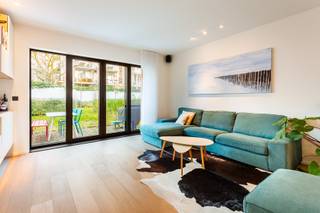 <p><span>Duplexwoning in de Harmoniewijk te koop! Recent afgewerkte woning (2021) in een verborgen binnengebied van de Harmoniestraat 9. Toprealisatie van CORES Development in de begeerde Harmoniewijk, op 2 stappen van het Harmoniepark, en 5 min nabij winkels, scholen, openbaar vervoer.... 100% instapklaar. Via het tuinpad en een eerste terras, bereiken we deze woning. Vanaf het binnenkomen ontdekken we een verfijnde woning waar luxe en comfort samengaan: de doorzonleefruimte met terrassen aan beide zijden, komt achteraan uit op een aangelegde parktuin, die gedeeld wordt met slechts 3 andere woningen! Als kloppend hart van de leefruimte vinden we de compleet ingerichte luxekeuken welke voorzien is om elke hobbykok te behagen! Alle mogelijke toptoestellen van SMEG, van oven tot wijnkoeler, Quookerkraan, Composite werkblad zijn aanwezig. Aparte wasberging en luxe gastentoilet. Hoogwaardig parket met vloerverwarming vinden we terug op zowel het gelijkvloers als de eerste verdieping. Ook voor het sanitair (toiletten, badkamer ) werd gekozen voor de beste kwaliteit: Hans Grohe, Dornbracht, Villeroy &amp;amp; Boch .... Op de slaapverdieping ontdekken we 3 ruime slaapkamers (met airco) waarvan 1 masterbedroom met een praktisch ingebouwde dressing. De luxebadkamer beschikt zowel over een ligbad als douche, toilet en design wastafel. Private kelderberging, fietsenstalling, aankoop 2 autostaanplaatsen met mogelijkheid tot plaatsen laadpaal (EUR 40.000 per plaats). Vele extra troeven te ontdekken tijdens een bezoek ter plaatse!</span></p>