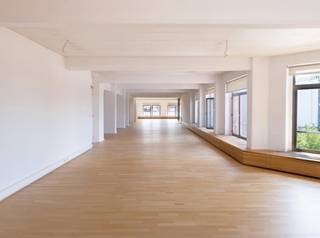 Prachtige atypische kantoorruimten beschikbaar in het centrum van Brussel. Deze ruimten bevinden zich in een prachtig gebouw van 5.400 m², verdeeld over 5 verdiepingen. Het gebouw werd gebouwd in 1910. Vanaf het jaar 2000 tot en met 2003 werd het gebouw gerenoveerd met zorg voor zijn originele, architecturale stijl. De beschikbare kantoren bieden zeer veel ruimte en comfort. Het gebouw is eveneens voorzien van twee goederenliften.<br /><br />Kantoren beschikbaar van 490m².<br />Parking binnen beschikbaar.<br />Archieven beschikbaar.