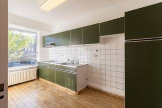Op de eerste verdieping van een kleinschalige gebouw bevindt zich dit lichtrijke appartement. Via de gedeelde oprit betreedt u het domein, waar...
