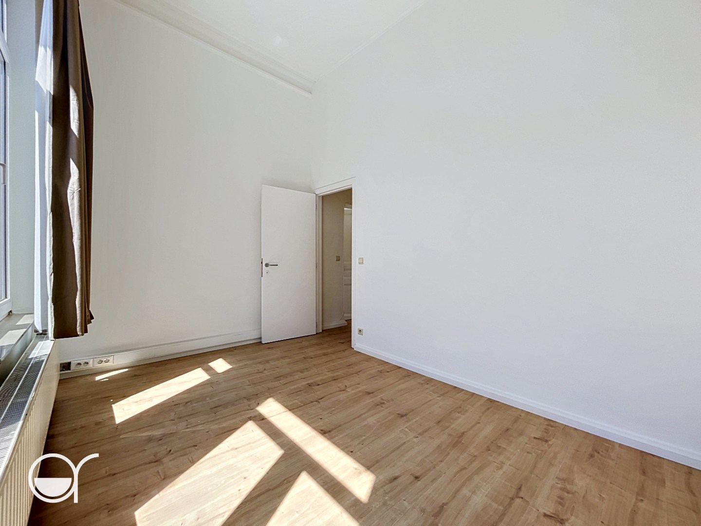 Centraal gelegen 2 slaapkamer-appartement met standaard voorzieningen - foto 5