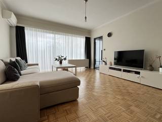 Wandel binnen in dit licht en gezellig te maken appartement. Gezien zijn aangename indeling treft u vooraan de woonkamer op parket, de gesloten geïnstalleerde keuken en het terras. Via de inkomhal heeft u het genot van een vestaire, gasten toilet, twee volwaardige slaapkamers met dressing of hobykamer. De badkamer is voorzien van douche, enkele lavabo, toilet en aansluiting voor was en droogkast. Zeer gunstig epc cijfer mede dankzij de vernieuwde dubbele beglazing achteraan, nieuwe cv ketel. Elektriciteit conform tot 2045. Extra: Rolluiken in de slaapkamers, ondergrondse kelder. Grote troef: zorgeloos thuis komen en parkeren op de achterliggende parkeerplaats. Een absolute meerwaarde is de locatie in dit complex. Rustgevend uitzicht en goede verbindingswegen.Laat deze kans niet voorbij gaan!Surf naar www.abricasa.be en plan jouw afspraak in samen met onze digitale assistente Alice!Wil je jouw eigendom verkopen of zoek je een vastgoedmakelaar voor verhuur of beheer?Abricasa biedt persoonlijke begeleiding bij al uw vastgoedvragen, van begin tot eind.Leer ons kennen!Abricasa – Vastgoed voor generaties: Jouw vastgoedpartner