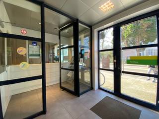 <p><span>Situation<br />Dans</span><span>le centre d'Evergem, à proximité de nombreux magasins et restaurants, vous trouverez cet espace de bureaux spacieux et réputé.<br />Le stationnement est facile dans la rue.<br />NewLine#Description</span><span>bureau<br /><br /></span></p>