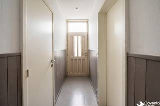 <p>Bent u op zoek naar <strong>een ruime woning te koop in Deerlijk </strong>met een praktische indeling en een aangename buitenruimte? Dan is deze verzorgde gezinswoning op de Vichtesteenweg 12 in Deerlijk zeker een bezoek waard.<br /><br />De woning heeft <strong>een bewoonbare oppervlakte van 175 m² </strong> en bevindt zich op een perceel van <strong>290 m²</strong>. Op het gelijkvloers komt u binnen via de inkomhal die toegang geeft tot de gezellige leefruimte. De woonkamer sluit naadloos aan op de keuken met ontbijthoek, waar u geniet van een mooi zicht op het terras en de <strong>zuidgerichte tuin</strong>.<br /><br />Verder beschikt het gelijkvloers over een slaapkamer met aanpalende berging en douchekamer met toilet. Daarnaast vindt u een ruime badkamer uitgerust met een ligbad, douche en dubbele wastafel, een afzonderlijk toilet en een praktische berging.<br />Op de eerste verdieping bevindt zich de nachthal met toegang tot <strong>drie volwaardige slaapkamers</strong>, waardoor deze woning ideaal is voor gezinnen of voor wie extra ruimte wenst voor een hobby-, bureau- of logeerkamer.<br /><br />Buiten geniet u van een zonnige, <strong>zuidgerichte tuin met terras</strong>, perfect om te ontspannen of om gezellige momenten door te brengen met familie en vrienden.<br />De woning verkeert in een verzorgde staat en beschikt over een <strong>EPC-label D</strong>, waardoor er geen renovatieverplichting van toepassing is.<br /><br /><u>Troeven van deze woning</u><br />* 4 slaapkamers<br />* Slaapkamer en sanitaire ruimte op het gelijkvloers<br />* Ruime badkamer met bad en douche<br />* Zuidgerichte tuin met terras<br />* Verzorgde en instapklare indruk<br />* EPC-label D, geen renovatieplicht<br /><br />Interesse in deze ruime gezinswoning in Deerlijk? Contacteer ons vandaag nog voor meer informatie of een bezoek ter plaatse.</p>