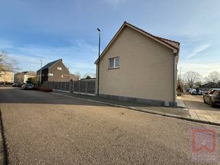 Op wandelafstand van het centrum van Vorselaar en het bos vindt u deze instapklare woning op een perceel van 273 m². Een aangename ligging met winkels, scholen en dagelijkse voorzieningen in de buurt.<br /><br />De lichtrijke leefruimte sluit aan op een moderne, volledig uitgeruste keuken met stijlvol keukeneiland. Verder beschikt het gelijkvloers over een badkamer, veranda en praktische wasplaats met bergruimte.<br /><br />Op de verdieping bevinden zich vier ruime slaapkamers en een polyvalente ruimte, ideaal als bureau of hobbykamer. De afgewerkte zolder en kelder bieden bijkomende ruimte.<br />Ook buiten is het genieten. De volledig omheinde tuin beschikt over twee terrassen: een overdekt terras met buitenkeuken en een achterliggend terras dat is ingericht als gezellige loungeplek. Een extra tuinberging maakt het geheel compleet.<br /><br />De woning werd grondig gerenoveerd in 2000. In 2015 werden onder meer de keuken, vloeren en badkamer vernieuwd. In 2021 volgden tien zonnepanelen met een thuisbatterij.<br /><br />Troeven<br />Vier slaapkamers en een extra bureau- of hobbyruimte<br />Moderne keuken met keukeneiland<br />Veranda, afgewerkte zolder en kelder<br />Omheinde tuin met twee terrassen en buitenkeuken<br />Tien zonnepanelen met thuisbatterij<br /><br /><br />EPC-label C en conforme elektrische installatie<br />Asbestveilig<br />EPC: 273 kWh/m²/jaar – label C<br />P-score: B | G-score: B<br />Elektrische keuring: conform<br />Asbestattest: asbestveilig<br />Bestemming: woonwijken – RUP Kern, artikel 2<br /><br /><br />