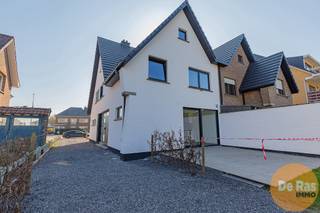 <p>ERPE-MERE - Deze volledig gerenoveerde halfopen bebouwing combineert moderne technieken met een doordachte indeling en biedt een instapklare, energiezuinige woonervaring. De woning werd van A tot Z vernieuwd met oog voor kwaliteit, comfort en duurzaamheid. Dankzij de warmtepomp, vloerverwarming in de volledige woning en zonnepanelen geniet je hier van hedendaags wooncomfort met een laag energieverbruik.</p>
<p>Bij het binnenkomen word je verwelkomd in een stijlvolle inkomhal met gastentoilet. De lichtrijke leefruimte vormt het hart van de woning en biedt volop plaats voor een gezellige zit- en eethoek. De open, moderne keuken sluit hier naadloos op aan en creëert een ruim en aangenaam geheel. Aansluitend bevindt zich een praktische wasplaats met toegang tot de kelder, wat het dagelijkse comfort extra verhoogt.</p>
<p>Op de eerste verdieping bevinden zich drie ruime slaapkamers en een moderne badkamer, ideaal voor een gezin of voor wie extra ruimte wenst voor een bureau of hobbykamer. De zolderverdieping biedt bovendien nog tal van uitbreidingsmogelijkheden, waardoor de woning eenvoudig kan meegroeien met jouw noden.</p>
<p>Ook buiten heeft deze woning heel wat te bieden. Je beschikt over een grote garage, een mooi aangelegd terras en een verzorgde tuin waar het heerlijk genieten is van rust en buitenleven.</p>
<p>De combinatie van een hoogwaardige totaalrenovatie, energiezuinige technieken en een praktische indeling maakt van deze woning een bijzonder aantrekkelijke en duurzame woonopportuniteit.<br /><br />Aarzel dan niet en maak snel uw afspraak! Voor meer info of bezoek 053/60.65.60.</p>