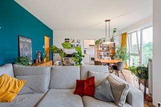 Groen wonen met de stad binnen handbereik? Dit verzorgde appartement aan de Rodekruislaan 1 in Berchem ligt tegenover een groenzone met speeltuin en wandelpaden. Ook het Te Boelaerpark, winkels, scholen, openbaar vervoer, station Berchem en de Ring bevinden zich in de nabije omgeving.<br /><br />Het appartement ligt op de vijfde verdieping van een gebouw uit 1989 en is bereikbaar met de lift. Via de inkom-, voorzien van een praktische inbouwkast, bereikt u de verschillende vertrekken.<br />De lichtrijke leefruimte biedt voldoende plaats voor een gezellige zithoek en eettafel. Dankzij de grote raampartijen geniet u hier van een open en groen uitzicht. Vanuit de leefruimte stapt u op het westgerichte terras (ongeveer 3 m²), waar u heerlijk van de middag- en avondzon kunt genieten.<br /><br />De afzonderlijke keuken is ingericht met een keramische kookplaat, oven, dubbele spoelbak en dampkap. Het appartement beschikt over twee slaapkamers (14 en 7 m²).<br />De badkamer is uitgerust met een ligbad met douchescherm, een dubbel lavabomeubel en aansluitingen voor een wasmachine en droogkast. Daarnaast is er een apart toilet.<br /><br />Pluspunten:<br />+ Groen en open uitzicht<br />+ Gunstig EPC / conforme elektriciteit<br />+ Appartement op de vijfde verdieping<br />+ Lift aanwezig<br />+ Westgericht terras<br />+ Twee slaapkamers (14 en 7 m²)<br />+ Gemeenschappelijke fietsenstalling<br />+ Centrale ligging nabij winkels en openbaar vervoer<br /><br /><br />Interesse in dit appartement? Neem contact op met VB Vastgoed via 03 337 50 70 of info@vbvastgoed.be voor meer informatie of een bezichtiging.