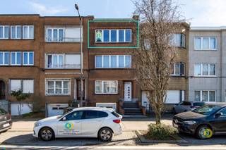 <p><span>Gezellig en lichtrijk appartement gelegen op de 2de en tevens bovenste verdieping van een kleinschalig gebouw zonder lift. Het appartement beschikt over een inkomhal die uitgeeft op een open, ingerichte keuken en een ruime, lichtrijke woonkamer. Aansluitend bevindt zich een mooie slaapkamer met balkon aan de achterzijde van het gebouw, wat zorgt voor extra rust en privacy. Via de nachthal bereikt u de douchekamer met toilet en aansluiting voor een wasmachine, evenals een extra ruimte die kan dienen als bureau of dressing. Het appartement beschikt ook over een kelder wat extra opslagruimte biedt. Het appartement is ideaal gelegen op wandelafstand van het centrum van Vilvoorde, met winkels, scholen en openbaar vervoer in de directe omgeving. Dankzij de praktische indeling, de aangename lichtinval en de centrale ligging is dit appartement een ideale woonst voor alleenstaanden of koppels. Lasten: 15€/maand (elektriciteit gemeenschappelijke delen)</span></p><p><span> </span></p><p><span> </span></p>