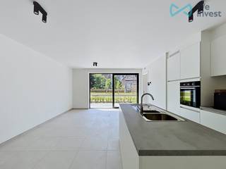 Mail: rent.brussels@weinvest.be Tel: 02/3155173<br /><br />We Invest stelt met trots deze gesloten bebouwing voor, gelegen in het hart van het residentiële project Mench in Schaarbeek (meer info over het project: https://immo.weinvest.be/mench/). Dit project biedt een rustige omgeving met een gemeenschappelijke tuin, en geniet tegelijk van een uitstekende bereikbaarheid dankzij de onmiddellijke nabijheid van openbaar vervoer, winkels en belangrijke invalswegen.<br /><br />De woning bestaat op het gelijkvloers uit een lichtrijke leefruimte met open, volledig uitgeruste keuken, een gastentoilet, een wasruimte en een privatief terras met tuintje, ideaal om van mooie dagen te genieten. Op de verdieping bevinden zich drie slaapkamers, waarvan één met balkon, twee moderne badkamers/doucheruimtes en een apart toilet. Ook technisch zit u goed: de woning beschikt over eigen zonnepanelen, een warmtepomp en vloerverwarming.<br /><br />U beschikt eveneens over een privatieve kelder.<br />Mogelijkheid om een parkeerplaats te huren voor €150 extra/maand.<br /><br />Kosten: €60 (maandelijkse provisie voor de gemeenschappelijke lasten)<br /><br />EPB: A<br /><br />Onmiddellijk te bezoeken!<br /><br />Voor meer exclusiviteiten, bezoek www.weinvest.be<br />Voor het plan, ga naar https://immo.weinvest.be/mench/