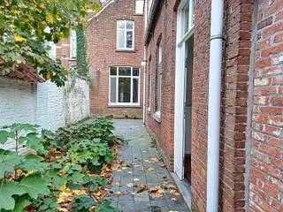 Zeer charmante, gerenoveerde gezinswoning met zijn typische authentieke kenmerken (hoge plafonds, dubbele deuren, vloeren op plancher ...), gelegen...