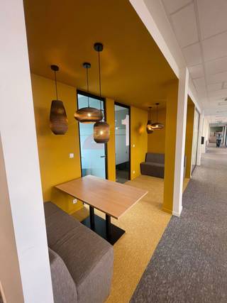 Bureaux rénovés de 450 m² à louer dans un emplacement de choix. Le site bénéficie d’une excellente connexion vers l’autoroute E17 et le centre...