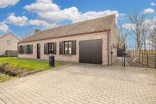 Deze vrijstaande woning is gelegen aan de Poederstraat 18 in Arendonk. U woont hier in een aangename omgeving vlak bij alle dagelijkse...