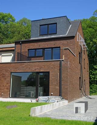 <p><span>Bent u op zoek naar een ruim en comfortabel appartement in een rustige en groene omgeving? Dan is dit duplex appartement in Scherpenheuvel iets voor u!</span></p><p><span>Dit appartement heeft een bewoonbare oppervlakte van 120 m² en beschikt over 3 slaapkamers, een badkamer met ligbad, een apart toilet, een berging, een open keuken met alle toestellen en een lichtrijke woonkamer met toegang tot het terras. Het appartement is voorzien van een warmtepomp, die zorgt voor een energiezuinige verwarming en koeling.</span></p><p><span>Het appartement is gelegen op wandelafstand van het centrum van Scherpenheuvel, waar u alle voorzieningen vindt. Het is een kleinschalig gebouw met slechts 2 appartementen waarvan 1 appartement is ingericht als zorgwoning voor mindervaliden.</span></p><p><span>U kunt ook genieten van de nabijheid van de basiliek, het park, de markt, en de vele fiets- en wandelroutes in de omgeving.</span></p><p><span> </span></p><p><span>De huurprijs bedraagt € 950 per maand, inclusief 1 parkeerplaats en een gemeenschappelijke tuin. Er zijn geen gemeenschappelijke kosten.</span></p><p><span> </span></p><p><span>Bezoeken, Dat Kan!</span></p><p><span>Vul de huuraanvraag in op ImmoDiest.be (onder te huur -> Lobbense Molenweg 12 Duplex in Scherpenheuvel->  KNOP 'VRAAG UW BEZOEK AAN'). Van zodra wij deze informatie ontvangen hebben, nemen wij contact op met u.</span></p><p><span> </span></p>