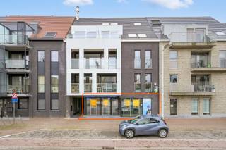 Winkelruimte met grote visibiliteit! 74m² netto oppervlakte en een vitrine van +/- 9meter aan de straatzijde!<br />Gewezen zakenkantoor maar mits kleine aanpassingswerken zijn de mogelijkheden talrijk. Ingericht met oog voor comfort en veiligheid : beveiligde deur, airco, ventilatie, systeemplafond,...<br />Deze kantoorruimte beschikt verder nog over een kitchenette en afzonderlijk toilet. Conforme elektriciteit, gunstig EPC,...<br />Voldoende (gratis) parkeergelegenheid rechtover het kantoor.<br />Uw bezoek inplannen doet u vandaag nog telefonisch via 09 328 57 78. Raadpleeg onze website voor alle beschikbare attesten!