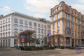 <p><span>Informatie Appartement</span></p><p><span>Op een unieke plek in de stad, aan de charmante Pottenbrug, vind je dit prachtig gerenoveerde appartement waar karakter en comfort mooi samenkomen. Gelegen in een historisch gebouw uit 1905, combineert deze woning authentieke elementen met een hedendaagse, warme uitstraling. Binnenkomen doe je via een ruime inkomhal met vestiaire. De leefruimte is meteen een echte blikvanger. Zon 60 m² groot, met hoge plafonds en veel lichtinval! Aan de ene kant kijk je uit op het Paul van Ostaijenpleintje, aan de andere kant op een rustige, groen aangelegde binnentuin. Aansluitend ligt het westgerichte terras, een fijne plek om te genieten van de avondzon. De open keuken is volledig uitgerust en praktisch ingericht, met kwalitatieve toestellen en voldoende opbergruimte. Ideaal voor wie graag kookt en gasten ontvangt. Het appartement beschikt over twee slaapkamers. De master bedroom is voorzien van een maatkast, terwijl de tweede kamer uitgeeft op het terras. De badkamer is modern afgewerkt met een ruime inloopdouche en maatmeubilair. Daarnaast is er nog een aparte gastentoilet en een handige berging. Alles werd in 2021 grondig vernieuwd, waardoor je hier geniet van hedendaags comfort (EPC B, conforme elektriciteit) in een karaktervol kader. Extra troeven zijn de ruime kelderberging en de mogelijkheid om een auto staanplaats aan te kopen. De ligging is moeilijk te overtreffen... Midden in het historische centrum met winkels, gezellige bars en cultuur op wandelafstand!</span></p><p><span> </span></p><p><span>Indeling</span></p><ul><li><span>Royale inkomhal met ingebouwde, ruime vestiaire.</span></li><li><span>Unieke, lichtrijke leefruimte van maar liefst 60m² én een gevelbreedte van 6m(!), met een prachtig zicht op het pleintje van Paul van Ostayen langs de straatkant, en de prachtig aangelegde binnentuin aan de achterzijde. De leefruimte is voorzien van een hoogwaardige parketvloer en hoge plafonds.</span></li><li><span>Aansluitend aan de leefruimte hebt u toegang tot een west georiënteerd privatief terras van ca. 12m², dewelke uitgeeft op een prachtig aangelegde tuin.</span></li><li><span>De open keuken is volledig uitgerust met een groot inductie kookvuur, design afzuigsysteem, vaatwasser, grote ijskast en een aparte diepvries. Verder is er een ruim werkblad aanwezig en meer dan voldoende opbergruimte.</span></li><li><span>Master bedroom ca. 14m² voorzien van een op maat gemaakte kledingkast.</span></li><li><span>Badkamer voorzien van een grote inloopdouche met handdouche en regenkop, design lavabomeubel met spiegelkast, toilet, op maat gemaakte wandkast voor extra opslag.</span></li><li><span>Slaapkamer ca. 10m² met toegang tot het terras dankzij het schuifraam en met zicht op de binnentuin.</span></li><li><span>Berging ca. 6m² groot met een aansluiting voor een droogkast en wasmachine. </span></li><li><span>Aparte wc met handenwasser.</span></li></ul><p><span> </span></p><p><span>Extra's</span></p><ul><li><span>Het volledige appartement werd grondig gerenoveerd in 2021 waaronder een volledig nieuwe keuken en badkamer!</span></li><li><span>Zeer grote, droge kelderberging (29) inbegrepen in de prijs.</span></li><li><span>Auto staanplaats nr. 5 aan te kopen voor 40.000 euro.</span></li><li><span>Algemene plafondhoogte: ca. 3,00m!</span></li><li><span>Centrale, automatische verluchting in de badkamer, wc en berging.</span></li></ul><p><span> </span></p><p><span>Algemene Informatie</span></p><ul><li><span>Maandelijkse kosten: 240,40 euro/maand (PRIVATIEF waterverbruik van het appartement, onderhoud en verbruik van de gemeenschappelijke delen, lift, syndicus, verzekering, enz.).</span></li><li><span>Individuele meters voor elektriciteit en gas.</span></li><li><span>Collectieve watermeter met tussenmeters.</span></li></ul><p><span> </span></p><ul><li><span>EPC: label B.</span></li><li><span>Elektrische keuring: conform AREI.</span></li><li><span>Asbestattest: asbestveilig.</span></li></ul><p><span> </span></p><p><span>Gebouw</span></p><ul><li><span>In vroegere tijden waren tal van pottenbakkers gevestigd op deze plek. Misbaksels in de letterlijke zin van het woord gooiden ze in de Ruien, vanaf de brug, de Pottenbrug dus. Het gebouw dateert uit 1905 en staat onder Monumentenzorg! Dit betekent dat er aan de buitengevel niets mag veranderen en dat bijvoorbeeld ook geen luifels e.d. mogen worden geïnstalleerd. </span></li><li><span>Het gebouw beschikt over privatieve bergingen, handelsruimten en appartementen op de bovenliggende verdiepingen.</span></li><li><span>Gemeenschappelijke fietsenbergingen.</span></li><li><span>Ruime lift en videofoon aanwezig.</span></li></ul><ul><li><span>Wekelijkse afvalophaling.</span></li></ul><p><span> </span></p><p><span>Ligging</span></p><ul><li><span>Gelegen midden in het historische hart van Antwerpen, met winkels, horeca, cultuur, openbaar vervoer en alle stadsvoorzieningen op wandelafstand.</span></li><li><span>Mobiscore: 9,6/10, een absolute topligging voor wie stedelijk en comfortabel wil wonen.</span></li></ul><p><span> </span></p><p><span>*De informatie in deze prospect is ter informatieve titel: de kandidaat-kopers moeten hun eigen zaak maken van het verkrijgen, controleren en interpreteren van deze informatie.</span></p><p><span> </span></p>