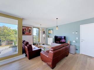 Instapklaar ENERGIEZUINIG (Energielabel A) appartement met 2 slpks én zonneterras te Blankenberge!<br /><br /><strong>INDELING:<br /><u><em>Tweede verdieping:</em></u></strong><br />Inkomhal met vestiaire - aangename en LICHTRIJKE living met volledig ingerichte open keuken (O.o. met werkblad in composiet, fornuis, dampkap, combi-oven, frigo én vaatwasmachine) - wasplaats (met alle voorzieningen voor wasmachine en droger) - afzonderlijk gastentoilet (met lavabo) - badkamer (O.a. met dubbel lavabomeubel, hangtoilet en inloopdouche) - 2 ruime slaapkamers - ruim zonneterras.<br /><br /><u><em><strong>Kelderverdieping:</strong></em></u><br />Private kelderberging - gemeenschappelijke fietsenberging.<br /><br /><u><strong>Opmerkingen:</strong></u><br /><strong>- ENERGIEZUINIG appartement: Epc A (73 kWh/m2)!</strong><br />- De elektriciteit is volledig GOEDgekeurd!<br />- Ventilatiessysteem D.<br />- Videofonie aanwezig.<br />- Lift aanwezig.<br />- <span><span><span><span><span><span><span><span><span><span><span><span><span><span>Mogelijkheid tot aankoop van een dubbele garagebox onder het gebouw.</span></span></span></span></span></span></span></span></span></span></span></span></span></span><br /><br /><span><span><span><span><span><span><span><span><span><span><span><span><span><span>Bent u op zoek naar een </span><span>instapklaar, energiezuinig appartement</span><span> waar comfort, gezelligheid en een uitstekende ligging samenkomen? Dan is dit prachtig gelegen appartement op de </span><span>2de verdieping van Residentie Karmel</span><span> beslist een bezoek waard! </span></span></span></span></span></span></span></span></span></span></span></span></span></span><span><span><span><span><span><span><span><span><span><span><span><span><span><span>Een aantrekkelijke locatie met alles binnen handbereik: Winkels, openbaar vervoer, sportaccomodatie... Ideaal als </span><span>vaste woonst, tweede verblijf of investering aan de kust</span><span>. </span></span></span></span></span></span></span></span></span></span></span></span></span></span>Aarzel zeker niet om ons te contacteren om een bezoek te brengen aan dit onmiddellijk instapklare appartement met alle COMFORT: 050/70.01.02 - info@centro.be.