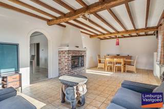 Instapklare woning met vergunde / ruime loods / werkplaats geschikt voor meerdere doeleinden.Deze woning is geschikt voor beginnende / kleine...