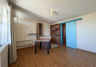 Op een uitstekende ligging in Vosseslag, op slechts ca. 800 meter van het strand, de duinen, het bos en diverse buurtwinkels, vinden we dit aangename 1-slaapkamerappartement in het groene en veelzijdige Park Atlantis. Het appartement beschikt over een lichtrijke woonkamer met open keuken, die rechtstreeks aansluit op het terras. Via het terras is er bovendien een zij-ingang naar de private berging. De indeling omvat verder een ruime slaapkamer en een badkamer met wastafel, douche en toilet. <br />Een absolute troef is de uitzonderlijke omgeving. Het appartement maakt deel uit van een uitgestrekt domein van maar liefst 10 hectare, waar bewoners gratis gebruik kunnen maken van tal van faciliteiten, waaronder tennisbanen, voetbalterreinen, een basketbalplein en verschillende speeltuinen. Er zijn voldoende gratis parkeerplaatsen op het domein. Geen domicilie mogelijk!<br /><br />Voor meer informatie of een bezoek ter plaatse, aarzel niet en bel Gaëlle op het nummer 0479 17 17 17