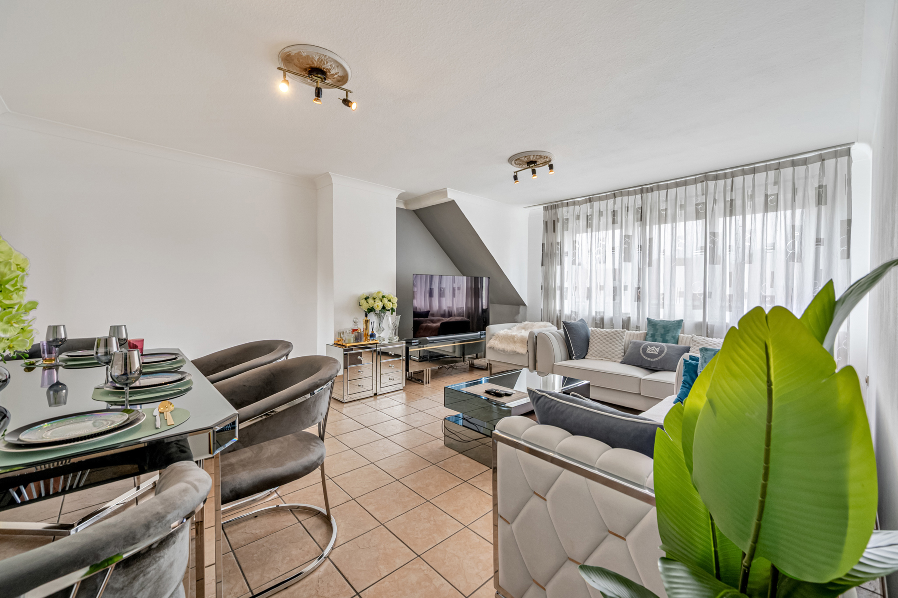 Op te knappen appartement met 2 slaapkamers en terras - foto 1