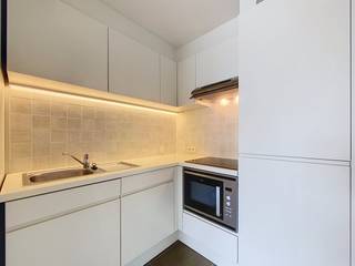 Stijlvol en modern één slaapkamer appartement te huur aan de jachthaven van Zeebrugge. Het pand blinkt uit door zijn gunstige bereikbaarheid en uitstekende ligging. Vanaf de Rederskaai bent u op een boogscheut verwijderd van lokale winkels, gezellige horeca, het openbaar vervoer en de belangrijkste uitvalswegen rond Zeebrugge. Dankzij de grote raampartijen geniet u in de woonkamer van een heerlijke lichtinval en een rechtstreekse verbinding met het terras.<br /><br />Indeling:<br />- inkomhal met gastentoilet<br />- dressing/berging<br />- woonkamer met toegang tot terras met zicht op de haven<br />- geïnstalleerde keuken<br />- badkamer met douchecabine en lavabo<br />- volwaardige slaapkamer<br /><br />Bijkomend beschikt het appartement over een privatieve kelderberging, vlot te bereiken via de lift en trap.<br /><br />Bent u op zoek naar vastgoed te huur in Zeebrugge?<br />De snelste manier om een bezoek te brengen aan dit appartement? Vraag je bezoek aan via de rode knop op onze website (www.dewaele.com) en je wordt gecontacteerd door onze verhuurexpert Arne.  Aanvraag dient via Rentio te gebeuren. Telefonisch kunnen er geen afspraken gemaakt worden. Bij andere vragen kun je ons telefonisch contacteren via 056 612 612.<br /><br />