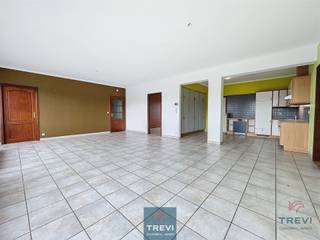 Gelegen op korte afstand van het centrum, op de tweede verdieping van een prachtig gebouw zonder lift (lage kosten!), biedt dit prachtige...