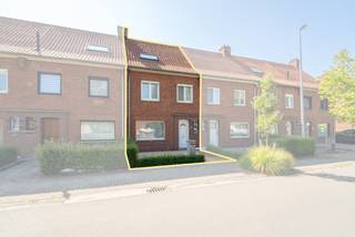 In een rustige, kindvriendelijke woonwijk op wandelafstand van het centrum van Tielt bevindt zich deze degelijke gezinswoning met authentieke charme en tal van mogelijkheden.<br /><br />Bij het binnenkomen springen de kwalitatieve visgraatparketvloer, houten lambrisering en massieve eiken binnendeuren onmiddellijk in het oog.<br /><br />De woning beschikt over een gezellige leefruimte met eet- en zithoek, elektrische rolluiken, een praktische keuken, wasberging, afzonderlijk toilet, badkamer en kelder.<br /><br />Op de eerste verdieping bevinden zich 3 slaapkamers en een bijkomende sanitaire ruimte met wastafel. Via een vaste trap bereikt u de volledig ingerichte zolderverdieping, ideaal als bureau, hobbyruimte of polyvalente ruimte.<br /><br />Achteraan geniet u van een gezellige stadstuin met ruime berging. Een bijzondere troef is de rechtstreekse toegang via een achterpoortje tot een aangelegd speelveld, ideaal voor gezinnen met kinderen!<br /><br />Een karaktervolle gezinswoning met ruimte, comfort en een uitstekende ligging vlak bij het centrum van Tielt.<br /><br />Interesse? Contacteer ons vandaag nog en ontdek zelf de mogelijkheden tijdens een bezoek!<br /><br />(de geadverteerde prijs is een richtprijs)
