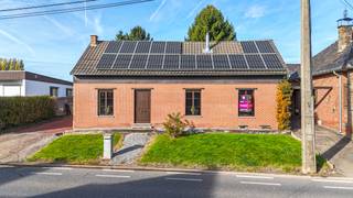 <p>Bij ImmoFusion 7/7 “open huis” : klik op onze 3D-TOUR.<br /><br /></p>
<p>Op zoek naar een woning met ruimte, rust en een topligging in Kortessem? Ontdek deze deels gerenoveerde gezinswoning in de Opeindestraat 73 een charmante woonst die comfort, potentieel en een uitzonderlijke perceelgrootte van maar liefst 1.368 m² combineert.</p>
<p><br />Bij het binnenkomen word je verwelkomd in een aangename, lichtrijke living met kachel. Aansluitend een ruimte die gebruikt kan worden als bureau, speelkamer of bureau. Boven 1 slaapkamer afgewerkt, 1 grote slaapkamer nog af te werken (materiaal aanwezig) nog een extra ruimte met diverse mogelijkheden. De gelijkvloerse badkamer is uitgerust met een ligbad, toilet en badkamermeubel.</p>
<p>Op de bovenverdieping telt de woning 2 slaapkamers. Eén kamer werd reeds volledig afgewerkt, terwijl overige kamers nog een persoonlijke finishing touch vergen laminaat is hiervoor reeds aanwezig. Hierdoor kan je de ruimte helemaal naar eigen stijl inrichten.</p>
<p>Het pand beschikt over pvc-ramen in houtlook met dubbele beglazing en een klassiek zadeldak met dakpannen. Dankzij de aanwezige zonnepanelen geniet je van extra energiezuinig voordeel, en met een EPC-label D geldt er géén renovatieplicht. Verwarming gebeurt via kachels.</p>
<p>Buiten kom je terecht in een prachtige, zeer ruime en volledig omheinde tuin een echt pluspunt voor wie houdt van buitenleven, rust of hobbyprojecten. De inpandige garage en extra bergruimte maken deze woning bovendien ideaal voor de doe-het-zelver of hobbyklusser.</p>
<p>De ligging is een absolute troef: op wandelafstand van het centrum van Kortessem en op slechts 5 km van de autosnelweg. Centraal, maar toch rustig en groen.</p>
<p>Deze woning is direct bewoonbaar mits enkele aanpassingen en biedt bijzonder veel potentieel. Ideaal voor wie op zoek is naar ruimte, privacy en een gunstig gelegen thuis met toekomst.<br /><br />Pluspunten:</p>
<p>- Grote perceelgrootte van 1.368 m² met volledig omheinde, zeer ruime tuin</p>
<p>- Deels gerenoveerde woning, direct bewoonbaar</p>
<p>- Aangename living met kachel en airco</p>
<p>- Zonnepanelen voor extra energiezuinigheid</p>
<p>- EPC-label D, dus geen renovatieplicht</p>
<p>- Inpandige garage en veel bergruimte — ideaal voor hobbyklussers</p>
<p>- Ruime 3 slaapkamers, waarvan één volledig afgewerkt</p>
<p>- PVC-houtlook ramen met dubbele beglazing</p>
<p>- Gelegen op wandelafstand van centrum Kortessem</p>
<p>- Slechts 5 km van de autosnelweg</p>
<p><span>Voor een bezichtiging ter plaatse of meer info, bel ons op 078/78.78.70, of kom gewoon binnen op ons kantoor, steeds welkom!</span></p>