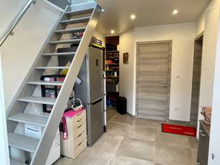 Gerenoveerde woning, rustig gelegen in het charmante Hingene. Indeling als volgt; gelijkvloers met inkomhal en gastentoilet. Leefruimte met geïnstalleerde keuken. Grote garage met sectionaal poort en bergruimte met aansluiting wasmachine en droogkast. Eerste verdieping met 2 ruime slaapkamers. Badkamer met douche en toilet. De woning beschikt tevens nog over een grote zolderruimte waar mogelijks nog extra kamers gemaakt kunnen worden. Centrale verwarming op aardgas. Elektriciteit conform AREI. De woning is rustig gelegen in een groene omgeving, nabij winkels en scholen. De woning wordt momenteel verhuurd. 