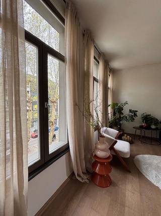 Stijlvolle en lichtrijke stadswoning op toplocatie in Antwerpen<br /><br />Op een centrale ligging in Antwerpen, in de rustige en charmante Brialmontlei vlak bij het Stadspark, bevindt zich dit ruim en lichtrijk appartement van 108 m².<br /><br />De woning combineert comfort, ruimte en een aangename leefomgeving. U beschikt over een ruime leefruimte met veel natuurlijke lichtinval en een gezellige gashaard. De volledig ingerichte open keuken met keukeneiland sluit hier naadloos op aan en vormt het hart van de woning.<br /><br />Het appartement telt 2 volwaardige en ruime slaapkamers, aangevuld met een aparte bureau- of speelruimte, ideaal voor thuiswerk of een gezin. De badkamer is stijlvol ingericht met een grote inloopdouche en een ruime wastafel.<br /><br />Alle ramen zijn voorzien van dubbel glas en vliegenramen in elke ruimte (vernieuwd eind 2023, de rest van het appartement is volledig gerenoveerd met kwaliteitsvolle materialen in 2020).<br /><br />Verder geniet u van mooie parketvloeren, een terras van 6 m² met middagzon en een groen uitzicht, én een aparte berging van 5 m².