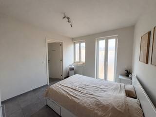 <p>Inschrijven voor het appartement kan via volgende link: https://bit.ly/4jRP6fg -> "maak een afspraak"</p><p>Dit <strong>instapklare appartement</strong>, gelegen aan de <strong>Geraardsbergsesteenweg 87A bus 11 in Aalst</strong>, biedt een ideale combinatie van hedendaags wooncomfort, een praktische indeling en een uitstekende bereikbaarheid. Dankzij de gunstige ligging, nabij <strong>station Haaltert, scholen, winkels en belangrijke invalswegen</strong>, met een vlotte verbinding naar de oprit van de autosnelweg, geniet u hier van een uitstekende mobiliteitsscore.<br />Met een <strong>bewoonbare oppervlakte van 80 m²</strong> beschikt het appartement over een inkomhal met <strong>afzonderlijk gastentoilet, twee slaapkamers</strong> en een badkamer met <strong>inloopdouche en dubbele lavabo</strong>. De lichtrijke leefruimte sluit naadloos aan op de <strong>volledig geïnstalleerde open keuken</strong> en biedt toegang tot het <strong>terras</strong>, waar u heerlijk kunt ontspannen en genieten van de buitenlucht. Daarnaast zorgt een praktische berging voor extra opbergruimte.<br />Een bijkomende troef is de <strong>autostaanplaats in de ondergrondse parkeergarage</strong>.<br />Ook op energetisch vlak scoort dit appartement uitstekend, met een <strong>energielabel A en een bijzonder lage energiescore van slechts 67 kWh/(m² jaar)</strong>. Bovendien is de elektrische installatie volledig conform de geldende voorschriften.<br /><strong>Een energiezuinig en instapklaar appartement op een strategische locatie, ideaal voor wie comfortabel wil wonen met alle voorzieningen en belangrijke verbindingswegen binnen handbereik!</strong></p><p><strong>Huurprijs:</strong> €900/maand<br /><strong>Provisie gemeenschappelijke kosten:</strong> €80/maand<br /><strong>Beschikbaar vanaf 1 november 2026</strong></p>