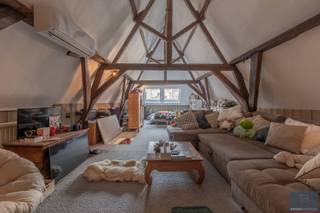 <p>Bent u op zoek naar een charmewoning in het historische centrum van Brugge? Deze woning is gelegen om de hoek van de Markt.</p>
<p>De woning werd de voorbije jaren technisch, energetisch en esthetisch gerenoveerd met o.a.: nieuwe leidingen sanitair, nieuwe verwarmingsketel, ramen, maatwerk keuken, nieuwe badkamer, airco, …</p>
<p>Daarnaast wordt het pand gekenmerkt door z’n authentieke deuren, balkwerk aan de plafonds, plafondhoogte, zichtbare dakgebintes,… . Dit alles werd behandeld tegen houtworm.</p>
<p>Indeling:</p>
<p>Gelijkvloers: royale inkomhal, leefruimte met open keuken, gelijkvloerse slaapkamer, dressing, badkamer en toegang tot de kelder (tongewelven - met technieken).<br />Eerste verdieping: tweede leefruimte met tweede keuken en tweede badkamer (momenteel gebruikt als studio voor een van de kinderen), slaapkamer 3 met toilet en douche. <br />Tweede verdieping: grote polyvalente slaapkamer, gekarakteriseerd door het zichtbare balkwerk.</p>
<p>Buiten: onderhoudsvriendelijke stadskoer.</p>
<p>De huidige eigenaars huren 2 garages in de omgeving en zijn bereid desgewenst deze huurcontracten over te dragen.</p>
<p>Van deze herenwoning genaamd “huis ‘land van belofte’ “ uw nieuwe thuis maken?</p>
<p>Contacteer Bonne Vastgoed 7 op 7 voor meer info via info@bonnevastgoed.be of 0468/10.40.40 .</p>