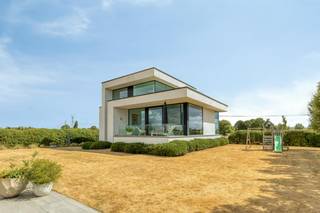 Op een absolute droomlocatie in Zedelgem bieden wij deze hoogwaardig afgewerkte villa te koop aan. Dit unieke stuk vastgoed is ontworpen door architect Jan Abbeloos en combineert tijdloze klasse met doordacht wooncomfort.<br /><br />Met een ruim perceel van 1081 m² en een bewoonbare oppervlakte van 240 m² geniet u hier van een perfecte balans tussen licht en ruimte. De villa valt op door haar strakke lijnen, een overvloed aan natuurlijke lichtinval en het gebruik van hoogwaardige, duurzame materialen. In het interieur zorgen strak ingewerkte deuren van Xinnix voor een naadloze en minimalistische uitstraling.<br /><br />Buiten treft u een prachtig aangelegde tuin aan, ontworpen door tuinarchitect Monbalieu. Het perceel is zo ingericht dat u er geniet van volledige privacy en een prachtig groen zicht. <br /><br />Indeling van het huis<br />Gelijkvloerse verdieping: <br />- Grote polyvalente ruimte, uitermate geschikt als speelkamer of hobbyruimte<br />- Aansluitende praktische wasplaats<br />- Kruipkelder met technische ruimte<br /><br />Eerste verdieping:<br />- Uitnodigende inkomhal<br />- Lichtrijke en ruime leefruimte te bereiken via een prachtige staalijzeren deur<br />- Open keuken van Geva, voorzien van kwalitatieve toestellen en hoogwaardige afwerking<br />- Eerste badkamer<br />- Slaapkamer 1 van 14m²<br />- Slaapkamer 2 van 12m²<br /><br />Eerste verdieping:<br />- Grote bureauruimte van 18m² met een panoramisch uitzicht over de omgeving<br />- Hoofdslaapkamer van 14m² met een aansluitende dressing en tweede badkamer met ligbad, douche en dubbele lavabo<br /><br />Buitenruimte:<br />- Prachtig door Monbalieu aangelegde tuin op een rustige agrarische locatie<br />- Sfeervol bijgebouw waar u in alle rust kunt ontspannen<br /><br />Troeven en bereikbaarheid:<br /><br />Deze exclusieve eigendom te Zedelgem combineert landelijke rust en maximale privacy met een vlotte bereikbaarheid. Belangrijke invalswegen, openbaar vervoer en het centrum van Zedelgem liggen op korte afstand. Een unieke kans voor wie een hoogwaardig afgewerkte villa wenst te kopen. Neem contact met ons op om deze bijzondere koop ter plaatse te ontdekken.<br /><br />Bestuursmaatregelen in het maatregelenregister: nee