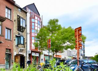 ** Biedingsysteem: bieden vanaf 285.000 EUR. Meer info op kantoor.
Surf naar onze website voor meer informatie over de verkoop van deze woning. www.vastgoedunicum.be
Ideaal gelegen commercieel pand mét woonst op de markt van Eeklo. Door zijn ligging heb je al een uitstekende visibiliteit voor voetgangers, fietsers en autoverkeer. Met extra surplus, een openbare parking voor de deur én openbare fietsenstalling.
Ideaal om wonen en werken te combineren.
Dit pand kan multifunctioneel gebruikt worden. Met een ruime oppervlakte van 110m2 voor handel én bijkomende nog een ruim woongedeelte met bureau, 4 slaapkamers, 2 badkamers én een toilet per verdieping.
Het pand is ingedeeld in:
Handel: de volledige gelijkvloerse verdieping met een etalage, een winkelruimte, een toilet en een stockageruimte.
Woongedeelte vanaf de eerste verdieping: Bureau en leefruimte met uitgeruste open keuken met zit- en eetplaats. Door het schuifraam komen we op het ruim en gezellig terras. Op de tweede verdieping zijn er 2 slaapkamers voorzien waarvan 1 met zuidgericht terras, een badkamer (ligbad, douche, lavabo en toilet). Op de derde verdieping vinden we nog eens 2 slaapkamer waarvan 1 met zuidgericht terras, een apart toilet en een douchekamer.
Aankoop ruime aparte garage/magazijn (70m²) mogelijk (bv als extra stock).
Wens je een bezoek te brengen? Bel Unicum op 093361615 of mail info@vastgoedunicum.be
Tot binnenkort!
Virtuele rondleiding?
https://youtube.com/shorts/UXZzCuEPFaI