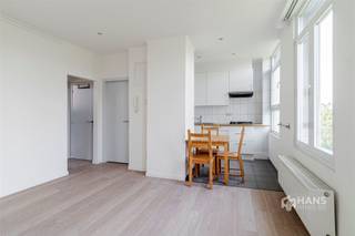 <p><span>Appartement lumineux (.. m²) avec 1 chambre à Anvers (2000).</span></p><p><span> </span></p><p><span>L'appartement bénéficie d'un emplacement de choix pour ceux qui aiment la vie urbaine animée : à proximité de la place Marnix et de la place Mechelseplein, à quelques pas du quartier Zuid et du centre-ville historique, facilement accessible à pied. De plus, vous bénéficiez ici d’une desserte optimale par les transports en commun et le système de vélos en libre-service, et l’autoroute n’est qu’à quelques minutes en voiture. Un emplacement de choix pour les citadins qui apprécient une bonne accessibilité !</span></p><p><span> </span></p><p><span>L'appartement est situé au dernier étage d'un petit immeuble composé de 4 appartements. Il comprend un espace de vie lumineux avec cuisine ouverte (20 m²) donnant sur l’avant, une salle de bains (3 m²) avec cabine de douche, WC, meuble-lavabo et sèche-serviettes, ainsi qu’une chambre séparée (13 m²) à l’arrière. À l'entresol, un débarras séparé avec branchement pour lave-linge est à votre disposition, et le couloir est équipé d'une armoire à chaussures très pratique.</span></p><p><span> </span></p><p><span>Envie de vivre au cœur de la ville avec tout à portée de main ? Ne manquez pas cette opportunité !</span></p><p><span> </span></p>