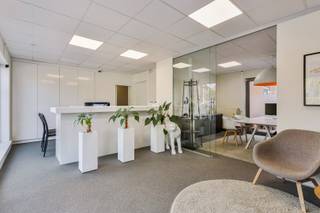 <strong>Handelspand te huur in het centrum van Tessenderlo</strong><br /><br />Op een strategische ligging in het centrum van Tessenderlo, vinden we dit handelspand aan de Molenstraat – vlakbij de kruising met de Diesterstraat. Dankzij de uitstekende zichtbaarheid en passage is dit een ideale locatie voor kantoren, diensten of detailhandel. Alle voorzieningen zoals winkels, horeca, scholen en openbaar vervoer bevinden zich op wandelafstand.<br /><br />De handelsruimte heeft een totale oppervlakte van 65m² en werd voorheen gebruikt als kantoor. Het pand is voorzien van een kitchenette en een toilet. De indeling laat toe om flexibel in te spelen op diverse commerciële invullingen.<br /><br />Voor cliënteel is er voldoende parkeergelegenheid vlak voor de deur.<br /><br />Er wordt centrale verwarming voorzien via airconditioning.<br /><br />De huurprijs bedraagt 600,00 euro per maand en het pand is beschikbaar vanaf half augustus 2026.<br /><br />Spreekt dit handelspand jullie aan? Contacteer ons gerust voor meer informatie of een bezoek ter plaatse. Wij helpen jullie graag verder!