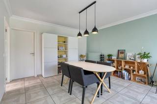 Welkom in de President J.F. Kennedylaan 10 te Zwevegem, waar deze goed onderhouden woning op zoek is naar een nieuwe eigenaar. <br />Deze bungalow beschikt over al het conform die men nodig heeft. <br /><br />Indeling<br />- Inkomhal met ruimte voor vestiaire<br />- gezellige leefruimte met zicht op de tuin en vernieuwd schuifraam, wat zorgt voor een grote natuurlijke lichtinval <br />- Keuken met ruimte voor een ontbijthoek en toegang tot de garage<br />- 3 slaapkamers <br />- De ruime garage is doordacht ingedeeld en doet tevens dienst als praktische was- en bergruimte. De garage biedt rechtstreeks toegang tot zowel de oprit aan de voorzijde als de tuin aan de achterzijde<br />- Zuidgerichte tuin met meerdere terrassen en praktische tuinberging<br /><br />De gevels van deze woning werden recent aangepakt, wat zorgt voor een frisse uitstraling en comfort.<br /><br />Bestuursmaatregelen in het maatregelenregister: nee